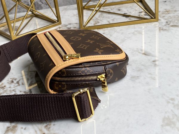 Louis Vuitton Men's Medieval Horizontal Zipper Hijab Postman Waist Bag - Image 4