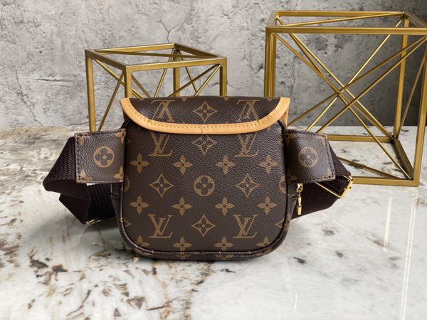 Louis Vuitton Men's Medieval Horizontal Zipper Hijab Postman Waist Bag - Image 3