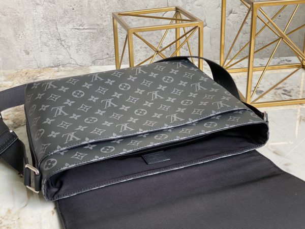 Louis Vuitton Men's District Medium-Sized Handbag - Black - Image 2