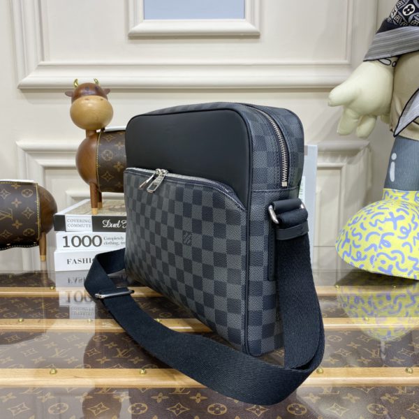 Louis Vuitton Lu Dayton Men's Medium Reporter Bag - Image 5