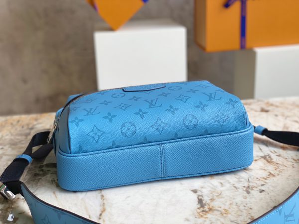 Louis Vuitton Men's OUTDOOR Medium Messenger Bag - Image 5
