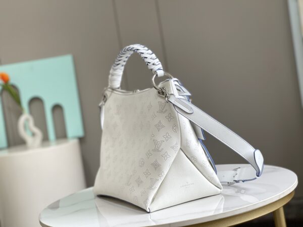 Louis Vuitton Beaubourg Hobo Medium Handbag - White - Image 5