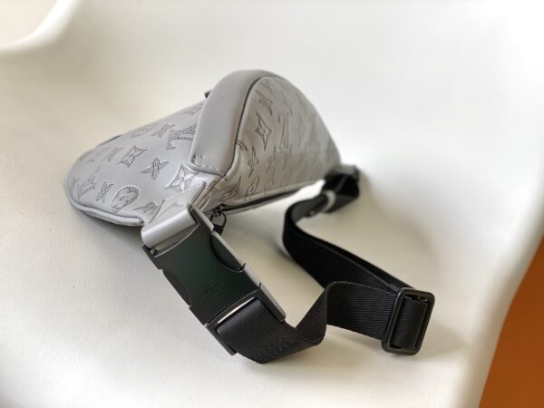 Louis Vuitton Discovery Belt Bag - Gray - Image 4