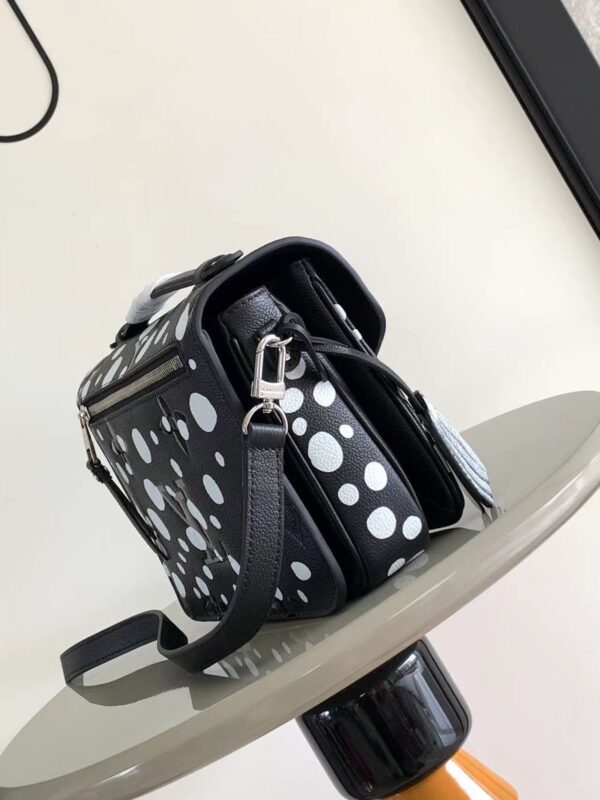 Louis Vuitton LV x YK Pochette Métis Handbag - Black - Image 5
